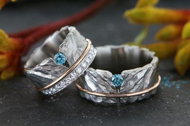 Jubiläumsringe, Rotgold Reifen und Brillant, aus alten Eheringen, in die neuen Ringe eingearbeitet. 