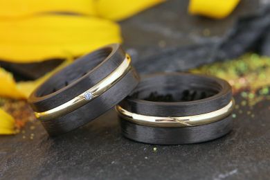 Jubiläumsringe Karbon ergänzt Eheringe als Mittelteil verwendet 